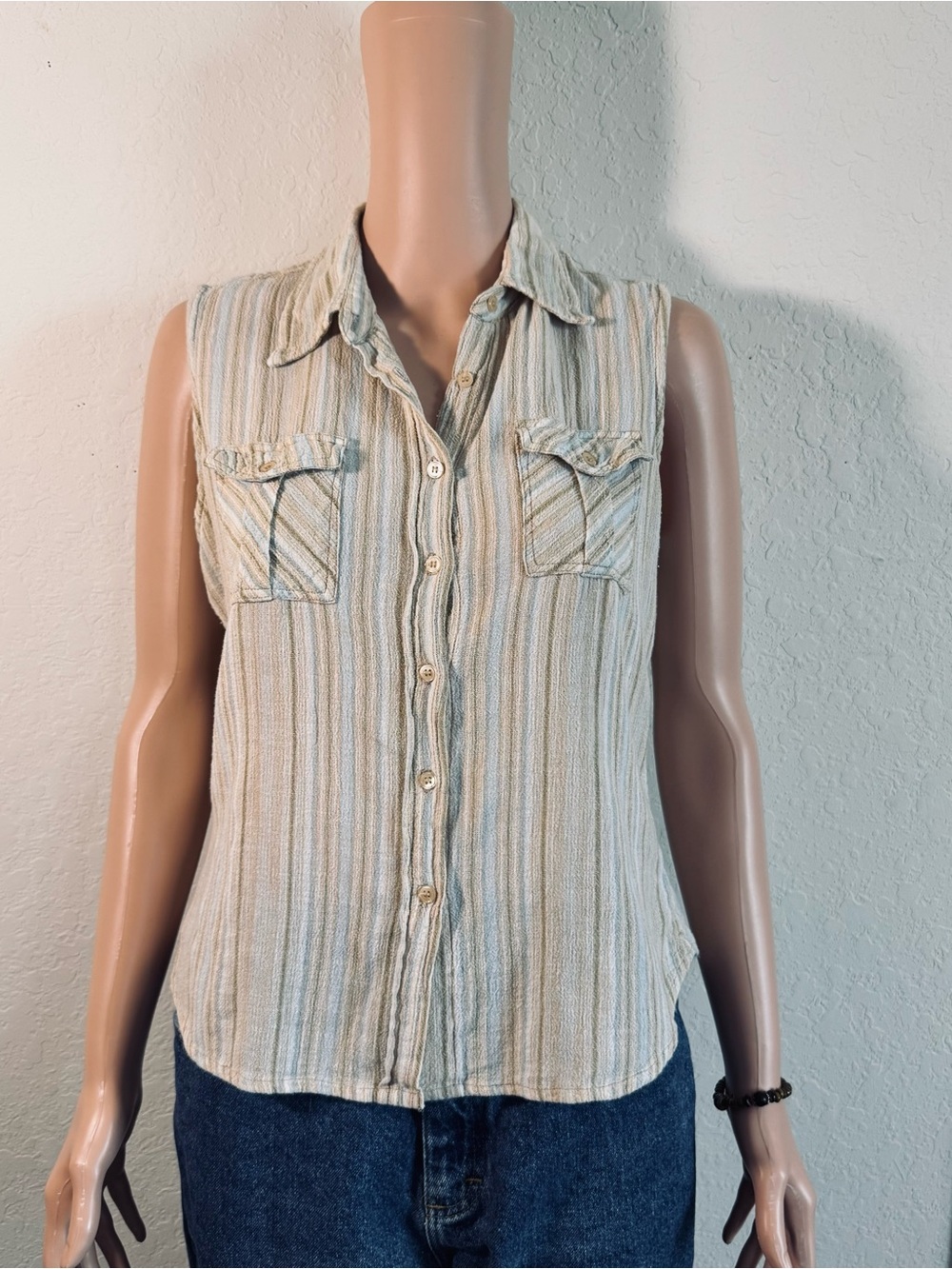 DCC Missy Cream & Blue Striped Sleeveless Button Down Blouse M